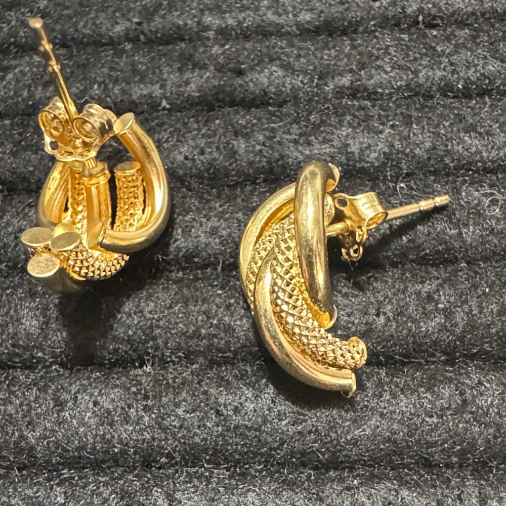 18K Saudi Gold Earrings 1.3 Grams - Picture 5 of 7